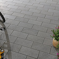 Von Zufahrt bis Terrasse: Geradliniges Design mit breitem Gestaltungsspielraum