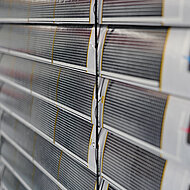 REFLEXA: Fensterfläche und grünes Kraftwerk in einem