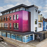 Ein Chamäleon an der Straßenkreuzung