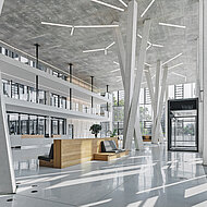 KORODUR: Weißer Terrazzoboden in geschliffener Optik