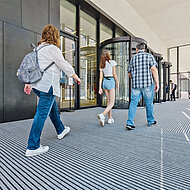 emco: Farblich eloxierte Aluminiumprofile für harmonische Entrees