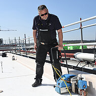 Sika: XXL-Flachdachabdichtung mit selbstklebenden Bahnen 