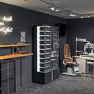 DAW CAPAROL: Luxusinnenfarbenlinie verleiht Optikergeschäft einzigartige samtig-dunkle Raumatmosphäre