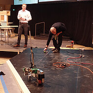 »Schnittstelle Baustelle fokus«, Teil II_  Wand und Dach entstanden in der Halle auf der Bühne live