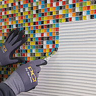 Haftet zuverlässig auch auf kritischen Untergründen