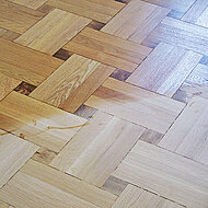 Alter Holzfußboden erstrahlt in neuem Glanz