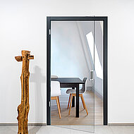 Neue Varianten für verdeckt liegende Glastür-Bandtechnik