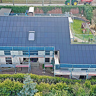 Durchdachte Ganzdachlösung für Photovoltaik auf großer Fläche sicher montiert 