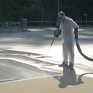 StoCretec: Als Alternative für Bitumen: Spritzfolie aus PU-Harz