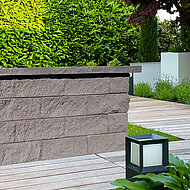 Attraktive Gartenmauer in Bruchsteinoptik