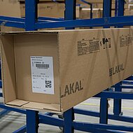 Neue Verpackungsanlage und standardisierte Verpackung in der Losgröße 1
