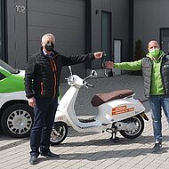 PCI Augsburg: Fliesenleger-Betrieb gewinnt Vespa bei PCI-Gewinnspiel zur BAU Online 2021