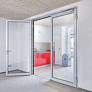 Novoferm: Rohrrahmentüren unterstützen Umbau einer Ausstellungshalle zu freundlichen Büroräumen