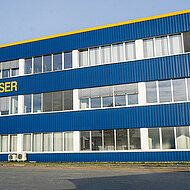 SFS vereinfacht die Montage von Sandwichelementen an Beton