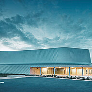 Mehr als hunderttausend Rauten machen Sporthalle in Frankreich zum Blickfang