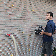 Ungenutzte Hohlräume in Wand, Decke und Dach vollständig mit Einblasdämmung ausfüllen