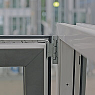 Kneer: Elegante Feinstruktur bei Alu-Holz- und neue Beschlag-Generation bei Kunststoff-Fenstern