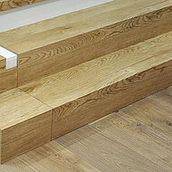 Boden und Treppe als harmonische Einheit