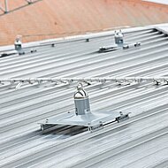 Kalzip: Aufklemmbare Absturzsicherung für Stehfalzdächer