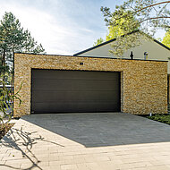 Neu und nachhaltig: Ein Garagentor, das auch der Wärmeeffizienz des Wohnraums dient