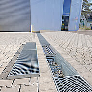 Rigolenrinnen schützen Industriehalle vor Überflutung bei Starkregen