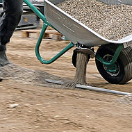 Eine Schubkarre  mit Dosierkompetenz