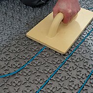 GUTJAHR: Neue Fußbodenheizung in 201 Bädern - im Zeitplan mit Gutjahr