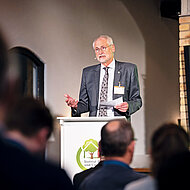 IBU: Die Klimaneutralität und die Herausforderungen der Baubranche 