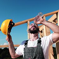BG BAU: Strahlendes Bauwetter - Freund und Feind zugleich