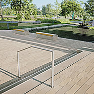 Eine klare Achse aus beigem Pflasterstein