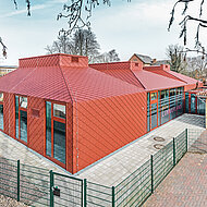 PREFA: Oxydrote Rauten als Blickfang für den Kindergarten