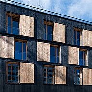 MOCOPINUS: Visionäre Holzbauweise mit karbonisierter Fassade