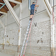Leitern mit Klapp-Ausleger statt Traverse