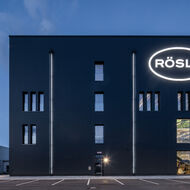 LED-Fallrohrbeleuchtung bringt Fassaden zum Strahlen