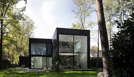 Zeitgen&ouml;ssische &raquo;H&uuml;tte im Wald&laquo;