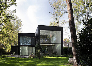 Zeitgen&ouml;ssische &raquo;H&uuml;tte im Wald&laquo;