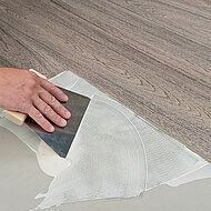 Mit abgestimmten Systemprodukten LVT-Beläge in Nassräumen verlegen