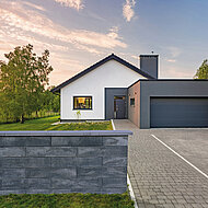 Jakob Stockschläder: Gartenmauer mit eleganter Linienführung