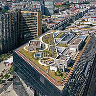 Spazieren gehen auf wassergestrahltem Pflasterstein