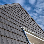 Wienerberger: Prägnante V-Form sorgt für Lichteffekte