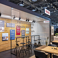 Neue Produktlösungen für den Boden kommen bei Messebesuchern gut an 