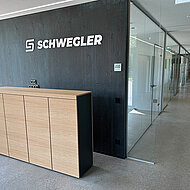 Böden und Wände veredeln und schützen: Schwamborn unterstützt Schwegler