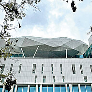 fischerwerke: Strahlendes Gesicht für neue Kirche