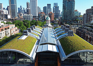 Begr&uuml;ntes Tonnendach  f&uuml;r moderne Markthalle