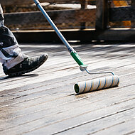 Antirutschbeschichtung für naturbelassene Hölzer applizieren