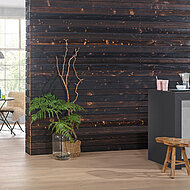 MOCOPINUS: Extravagante Holzprofile für Wände – mit Feuer veredelt