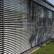 Filigran und robust_ windstabile Raffstoreanlagen