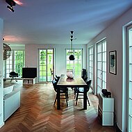 Kneer: Sprossenfenster inszenieren R&auml;ume in moderner Stadtvilla mit klassischer Eleganz