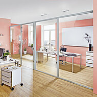 Deubl Alpha: Glastrennwände ohne Deckenanbindung mit innovativen Serienelementen