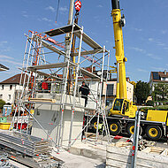Aufzugschacht aus Betonfertigteilen_ Aufgebaut in drei Stunden